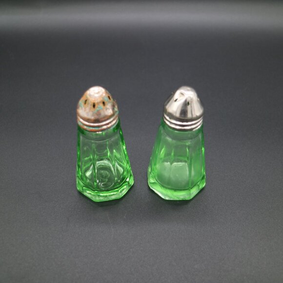 Hazel Atlas Green Uranium Depression Glasss Salt and Pepper Shakers - Picture 3 of 5